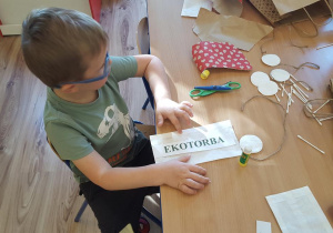 Chłopiec projektuje ekotorbę.